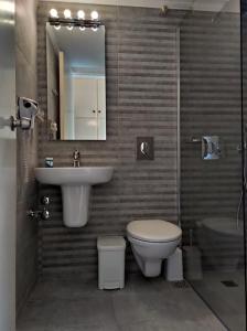 Bathroom sa Sunrise Hotel Nikiana Lefkada