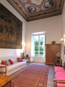 uma sala de estar com um sofá e um tapete em Giardino D'Azeglio Locazione Turistica em Florença