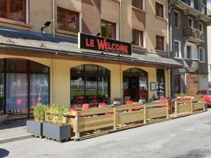 une face de magasin d'un magasin avec un panneau indiquant le watauga dans l'établissement Cit'Hôtel le Welcome, à Moutiers