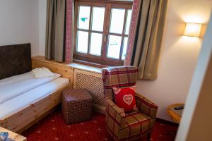 A bed or beds in a room at Familienhotel Gasthof Hinteregger