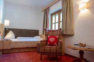 A bed or beds in a room at Familienhotel Gasthof Hinteregger