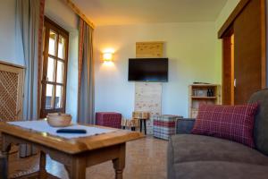 A television and/or entertainment centre at Familienhotel Gasthof Hinteregger