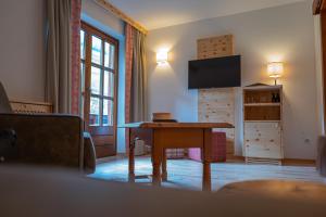 A television and/or entertainment centre at Familienhotel Gasthof Hinteregger