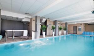 a large swimming pool in a hotel room at Blue Marine Mielno in Mielno