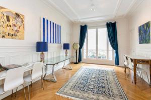 een eetkamer met een glazen tafel en een bureau bij Charming bedroom in Parijs