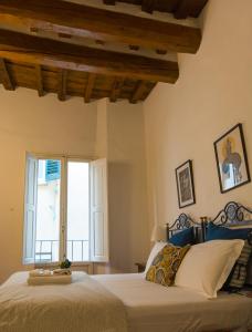 una camera da letto con un grande letto e una finestra di Dante's Rooms a Firenze