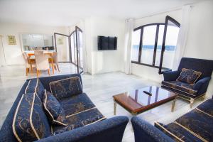 
a living room filled with couches and chairs at Park Plaza Suites Apartamentos in Marbella
