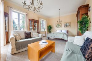 Una sala de estar con dos sofás y una mesa. en Zachód Słońca, Sun & Snow, en Mielno