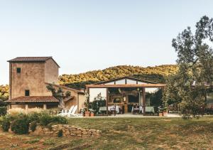 an image of a house with aestead at Torre di Baratti Bio Resort in Populonia