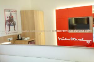 Televízia a/alebo spoločenská miestnosť v ubytovaní Salvator Boutique Hotel vegan-friendly