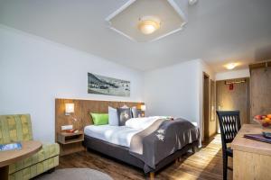 Postel nebo postele na pokoji v ubytování Hotel Das Schlossberg superior
