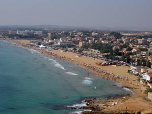 an aerial view of a beach with a crowd of people at La Maiolica in Noto Marina