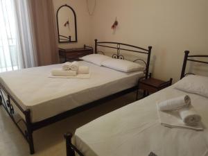 Posteľ alebo postele v izbe v ubytovaní Omiros