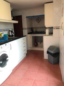 eine kleine Küche mit Waschmaschine in der Unterkunft Heart of Alfama in Lissabon