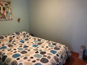 Bett mit Daunendecke in einem Schlafzimmer in der Unterkunft Heart of Alfama in Lissabon