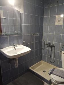 een badkamer met een wastafel en een toilet bij Omiros in Piraeus