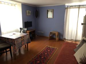 ein Wohnzimmer mit blauen Wänden und einem Tisch in der Unterkunft Heart of Alfama in Lissabon