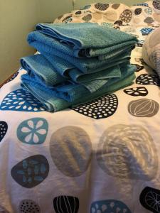 einen Stapel Handtücher auf dem Bett in der Unterkunft Heart of Alfama in Lissabon