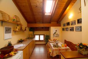 Guest House Il Nido dello Svasso -Foresteria Lombarda- في سوريكو: مطبخ كبير مع طاولة وسقف