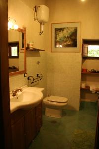 トルキアーラにあるRosacanina B&Bのバスルーム(白いトイレ、シンク付)