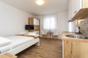 Kuchyň nebo kuchyňský kout v ubytování Apartments Mateo
