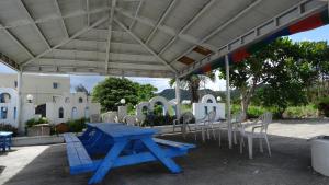 a blue picnic table and chairs under a pavilion at Green Beauty Homestay in Hengchun