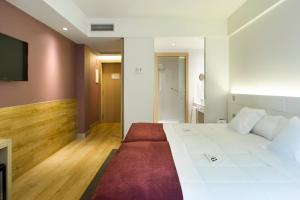 A bed or beds in a room at Sercotel Ciudad de Miranda