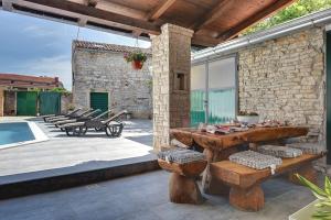 Bazén v ubytování Villa Micol nebo v jeho okolí