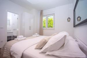 Posteľ alebo postele v izbe v ubytovaní Villa Zora -luxurious villa with heated pool, sauna, 4 bedrooms, 10 persons max
