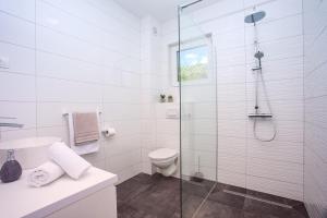 Kúpeľňa v ubytovaní Villa Zora -luxurious villa with heated pool, sauna, 4 bedrooms, 10 persons max