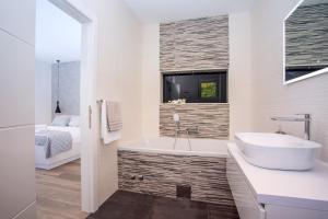 Kúpeľňa v ubytovaní Villa Zora -luxurious villa with heated pool, sauna, 4 bedrooms, 10 persons max
