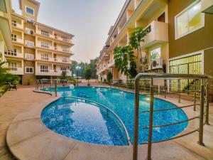 a swimming pool in the middle of a building at The Avenue Orlim in Cavelossim