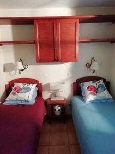 two beds sitting next to each other in a room at Appartement Le parc d Arradoy in Saint-Jean-Pied-de-Port