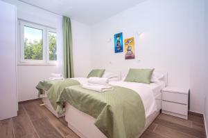 Posteľ alebo postele v izbe v ubytovaní Villa Zora -luxurious villa with heated pool, sauna, 4 bedrooms, 10 persons max