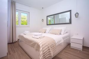 Posteľ alebo postele v izbe v ubytovaní Villa Zora -luxurious villa with heated pool, sauna, 4 bedrooms, 10 persons max