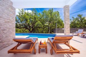 Bazén v ubytovaní Villa Zora -luxurious villa with heated pool, sauna, 4 bedrooms, 10 persons max alebo v jeho blízkosti