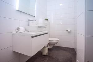 Kúpeľňa v ubytovaní Villa Zora -luxurious villa with heated pool, sauna, 4 bedrooms, 10 persons max