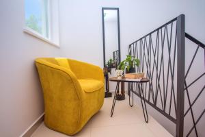 Posedenie v ubytovaní Villa Zora -luxurious villa with heated pool, sauna, 4 bedrooms, 10 persons max