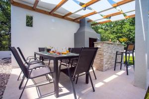 Patio alebo iná vonkajšia časť ubytovania Villa Zora -luxurious villa with heated pool, sauna, 4 bedrooms, 10 persons max