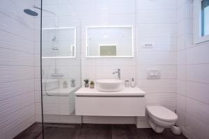 Kúpeľňa v ubytovaní Villa Zora -luxurious villa with heated pool, sauna, 4 bedrooms, 10 persons max