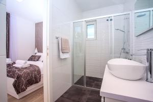 Kúpeľňa v ubytovaní Villa Zora -luxurious villa with heated pool, sauna, 4 bedrooms, 10 persons max