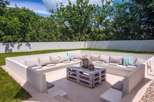 Posedenie v ubytovaní Villa Zora -luxurious villa with heated pool, sauna, 4 bedrooms, 10 persons max
