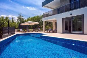Bazén v ubytovaní Villa Zora -luxurious villa with heated pool, sauna, 4 bedrooms, 10 persons max alebo v jeho blízkosti