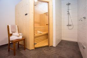 Kúpeľňa v ubytovaní Villa Zora -luxurious villa with heated pool, sauna, 4 bedrooms, 10 persons max