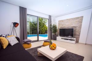 Bazén v ubytovaní Villa Zora -luxurious villa with heated pool, sauna, 4 bedrooms, 10 persons max alebo v jeho blízkosti