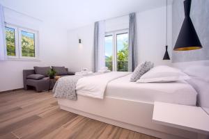 Posteľ alebo postele v izbe v ubytovaní Villa Zora -luxurious villa with heated pool, sauna, 4 bedrooms, 10 persons max + 37 fotografií