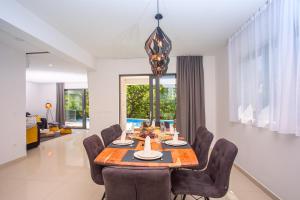 Posedenie v ubytovaní Villa Zora -luxurious villa with heated pool, sauna, 4 bedrooms, 10 persons max