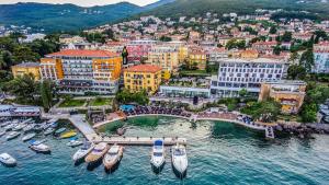 uma vista aérea de uma cidade com barcos na água em Opatija Center Apartments em Opatija