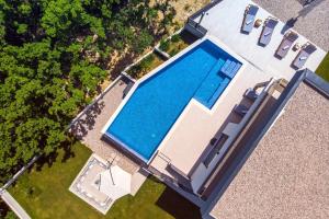 Bazén v ubytovaní Villa Zora -luxurious villa with heated pool, sauna, 4 bedrooms, 10 persons max alebo v jeho blízkosti