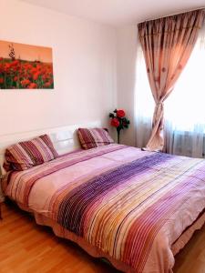 a bedroom with a large bed with a window at 2 Privatzimmer , Dusche /WC nahe Köln in Frechen